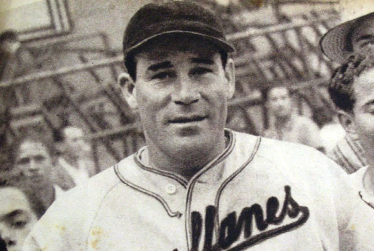 Retrato en blanco y negro del lanzador venezolano Alejandro “Patón” Carrasquel con uniforme de béisbol