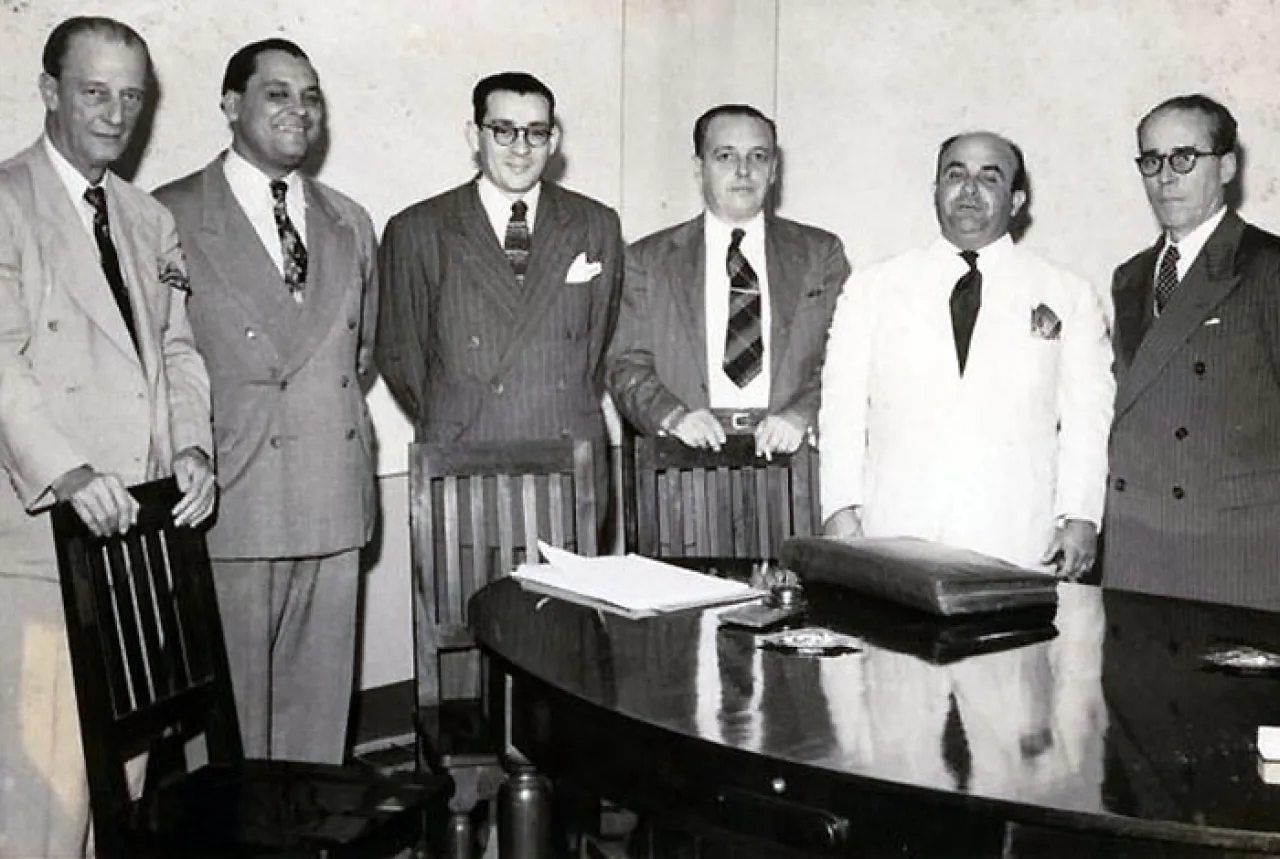 Seis representantes vinculados a la fundación de la LVBP posan alrededor de una mesa de reuniones