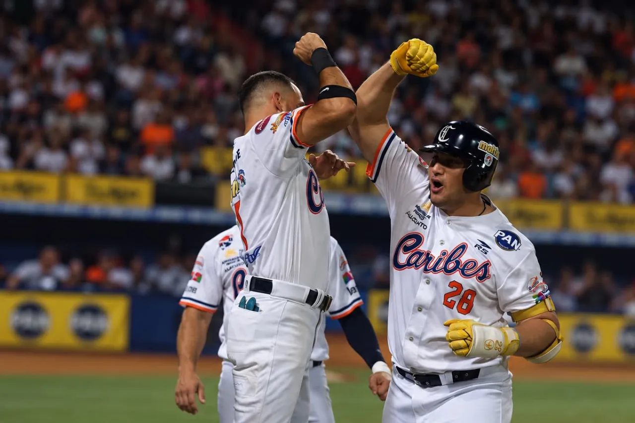 Balbino Fuenmayor, con casco negro y guantes amarillos, celebra con un compañero de Caribes sobre el terreno.