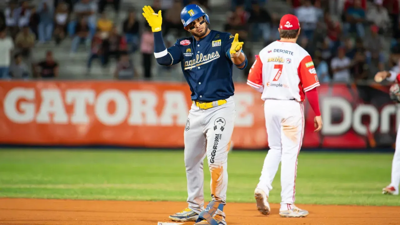 Angel Reyes celebra sobre la remontada durante el juego ante Cardenales en Barquisimeto